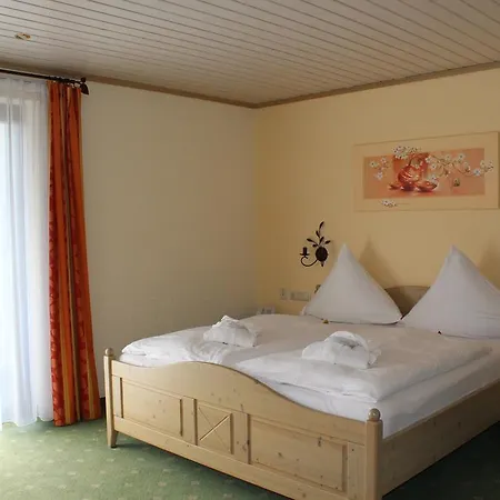 Hubertushof Garni Hotel 4*