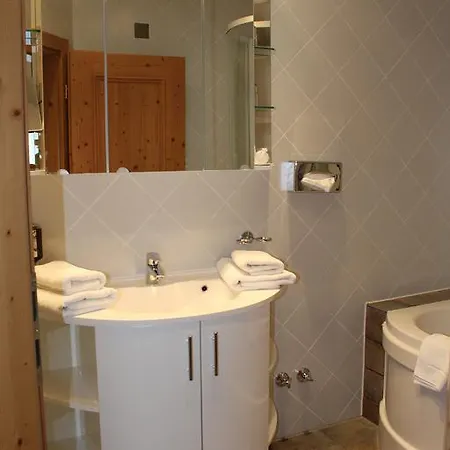Hubertushof Garni Hotel 4*