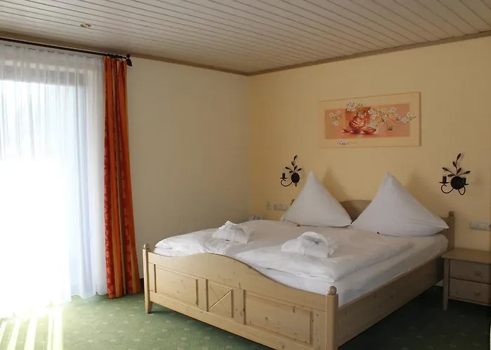 Hubertushof Garni Hotel 4*