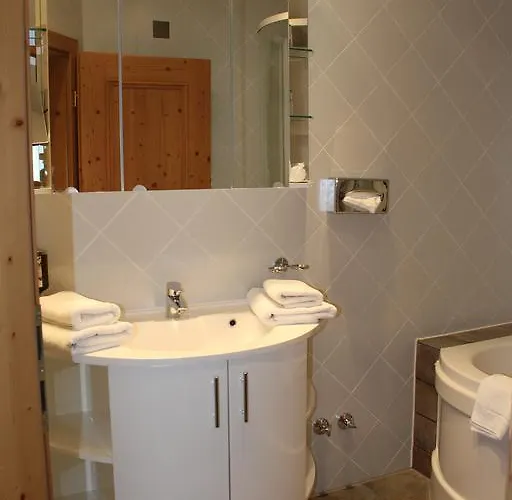 Hubertushof Garni Hotel 4*